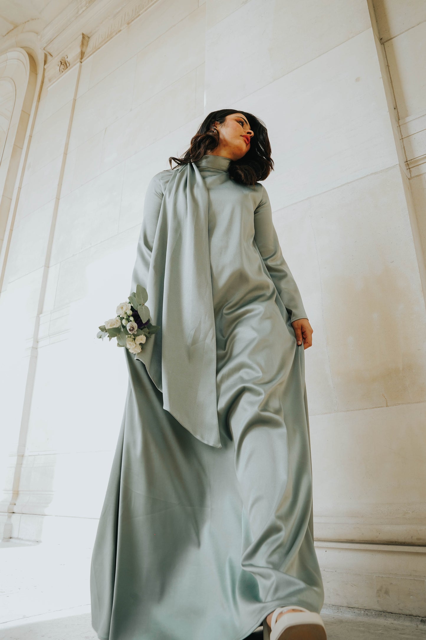 Robe en satin russe vert sauge coupe évasée, col haut et manches larges