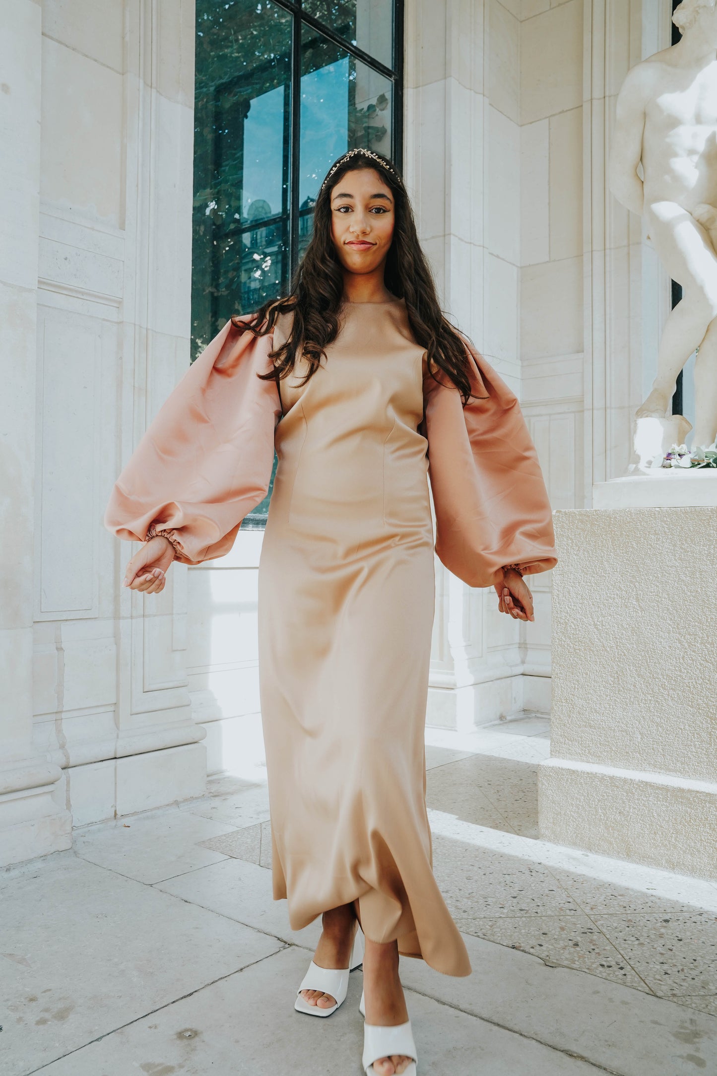 Robe en satin américain en coupe droite, avec manches ballons