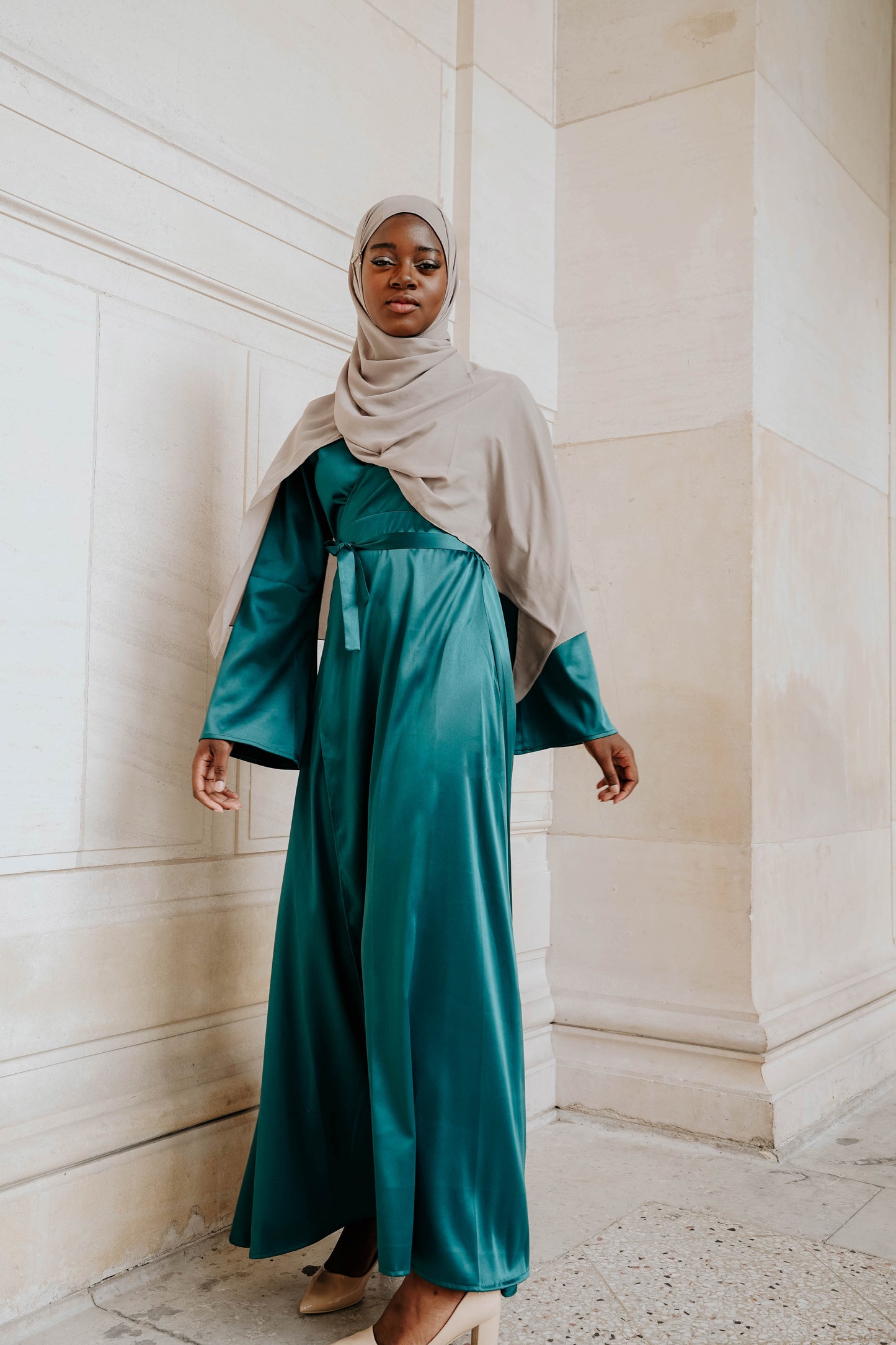Robe en satin russe coupe cache coeur, se porte comme un kimono et s’ajuste à la taille