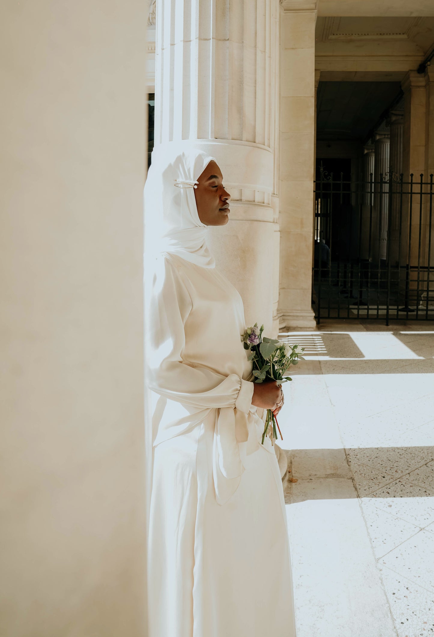 Robe en soie coupe droite avec ceinture noua le à la taille