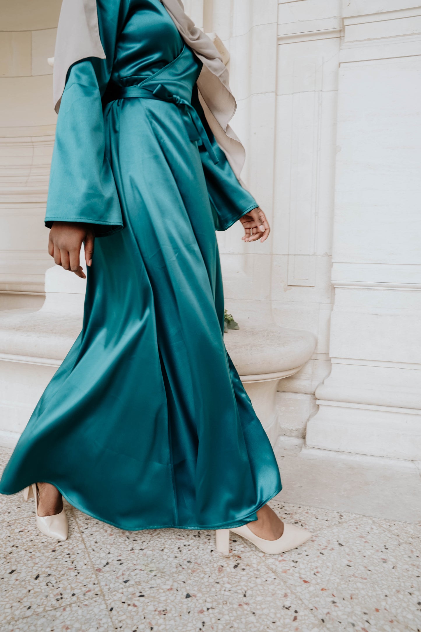 Robe en satin russe coupe cache coeur, se porte comme un kimono et s’ajuste à la taille
