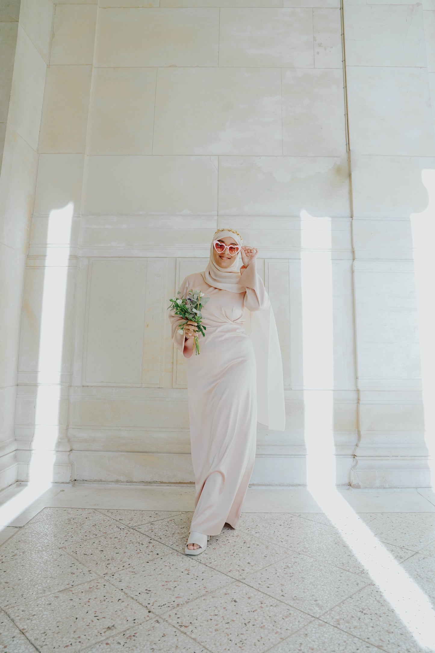 Robe en satin russe couleur nude rosé avec croisé à la taille. Manches longues évasées
