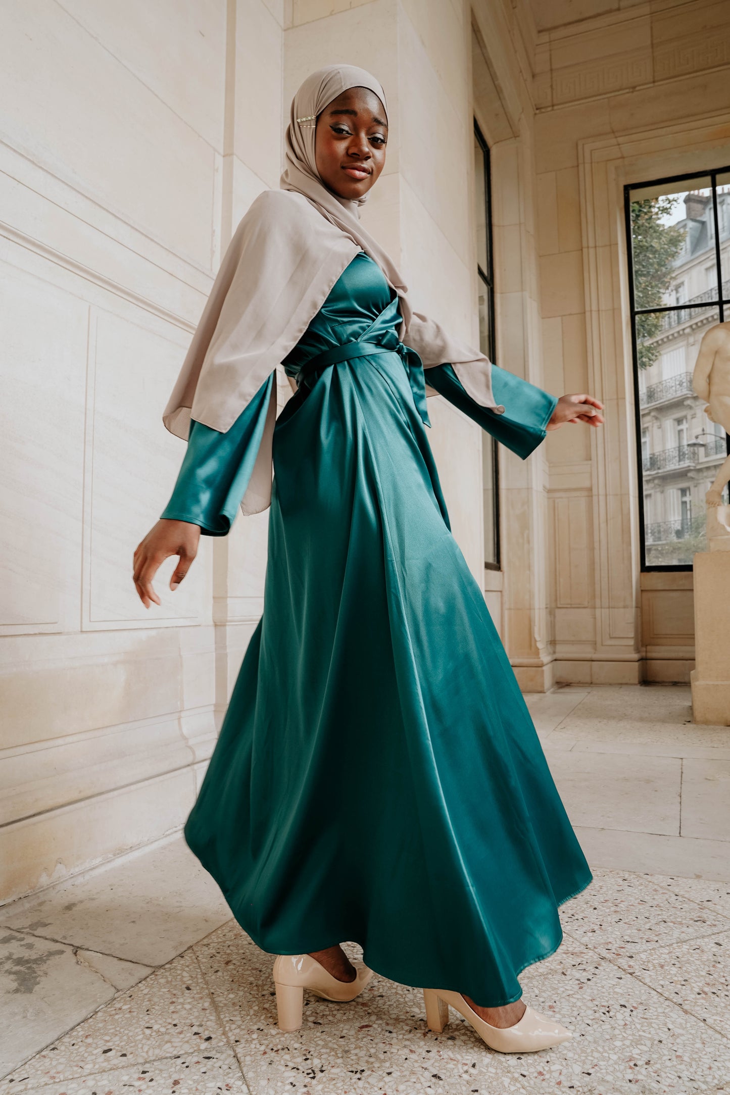 Robe en satin russe coupe cache coeur, se porte comme un kimono et s’ajuste à la taille