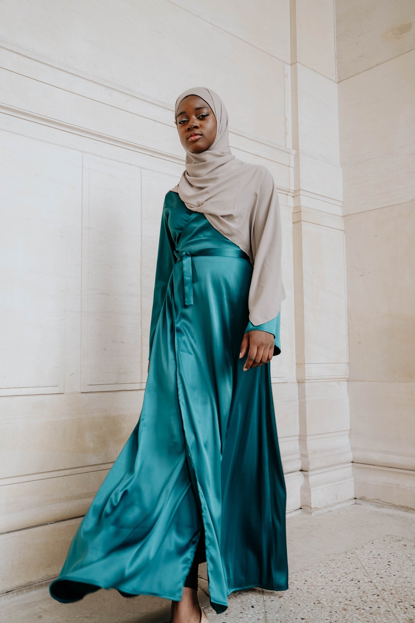 Robe en satin russe coupe cache coeur, se porte comme un kimono et s’ajuste à la taille