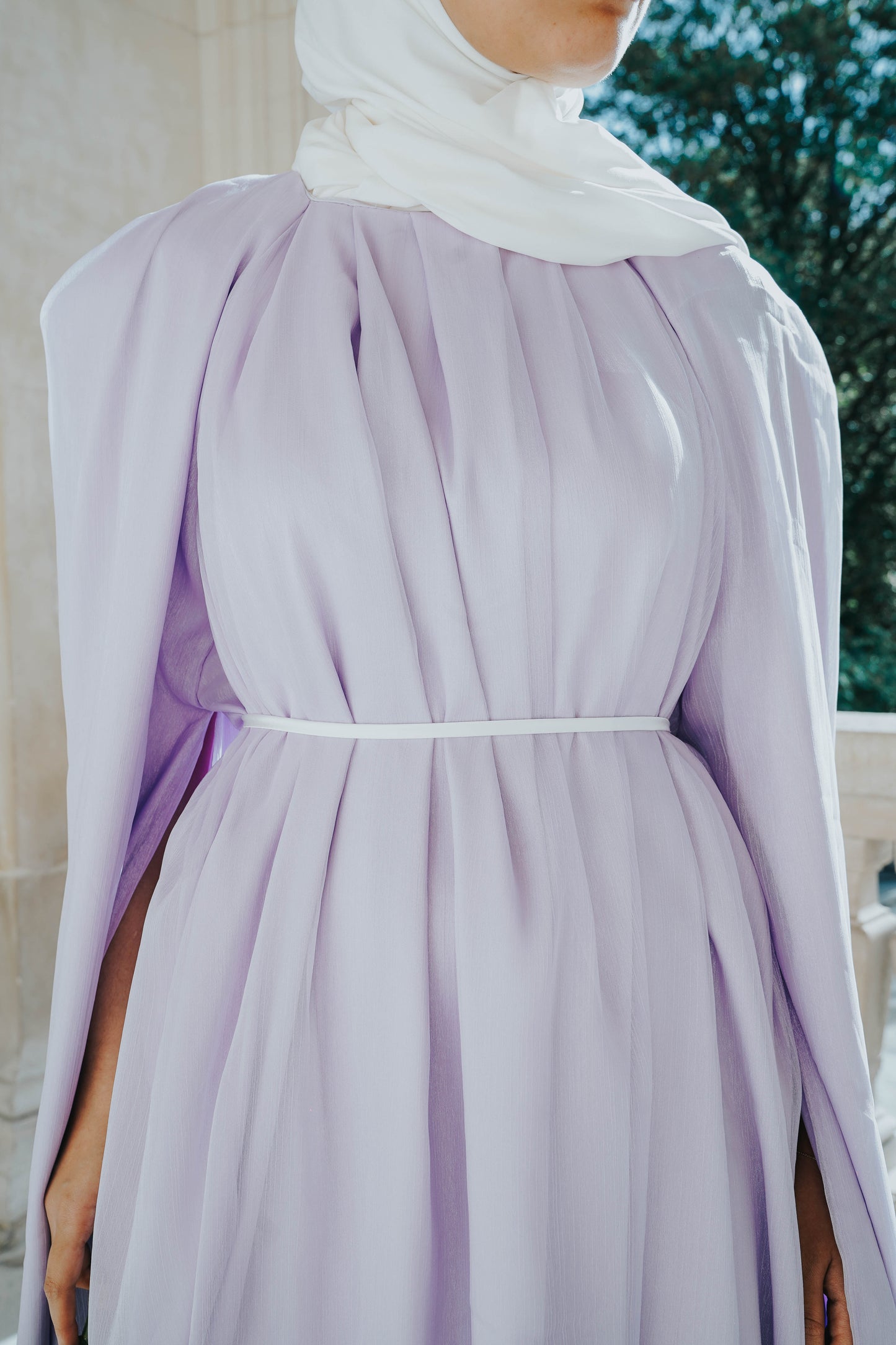 Robe Lilas en organza de soie, coupe droite avec manches cape, et épaulettes