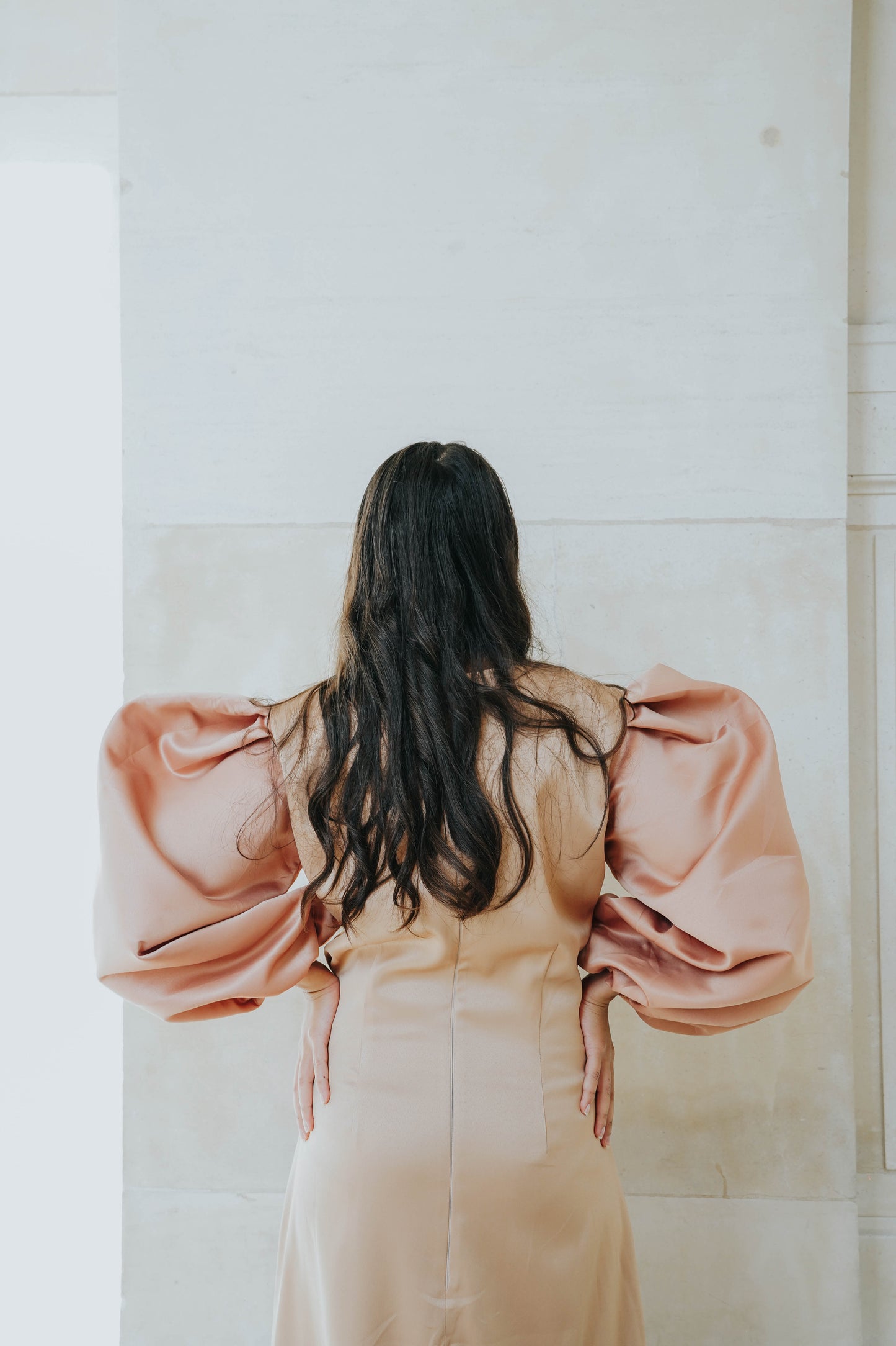 Robe en satin américain en coupe droite, avec manches ballons