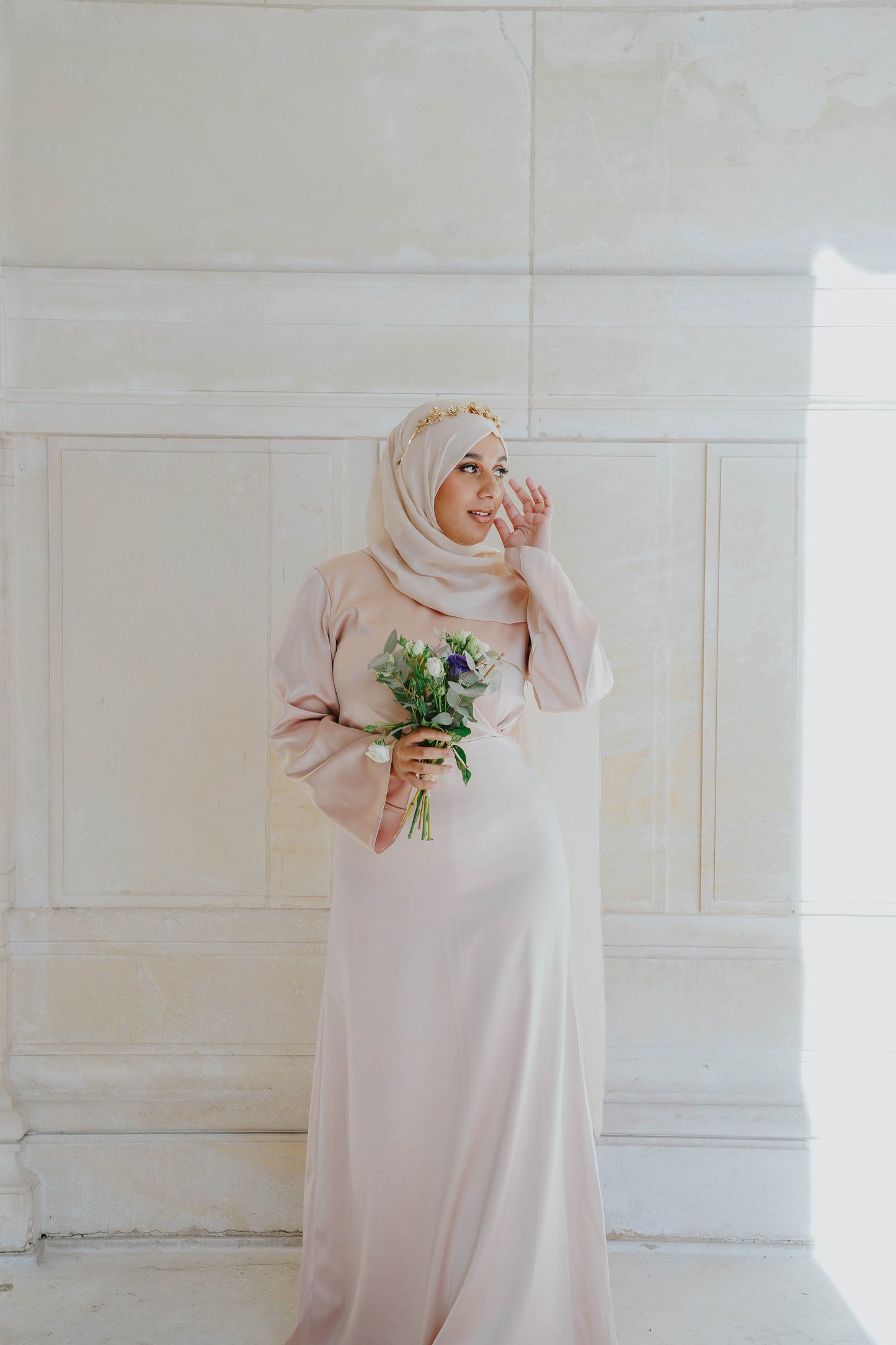 Robe en satin russe couleur nude rosé avec croisé à la taille. Manches longues évasées