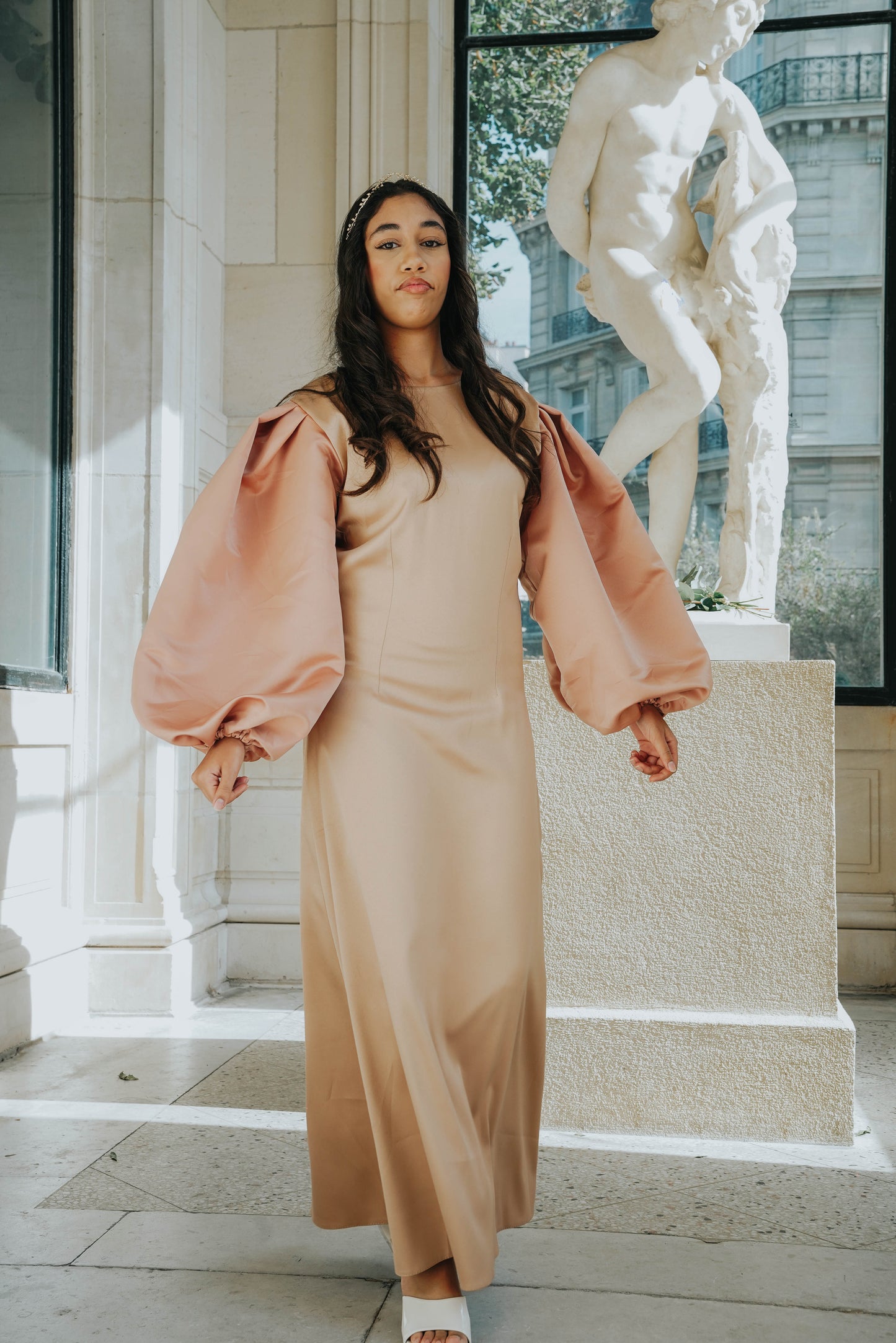 Robe en satin américain en coupe droite, avec manches ballons