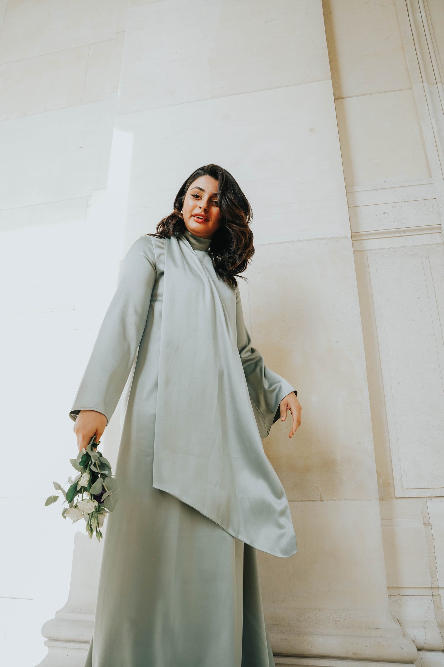 Robe en satin russe vert sauge coupe évasée, col haut et manches larges