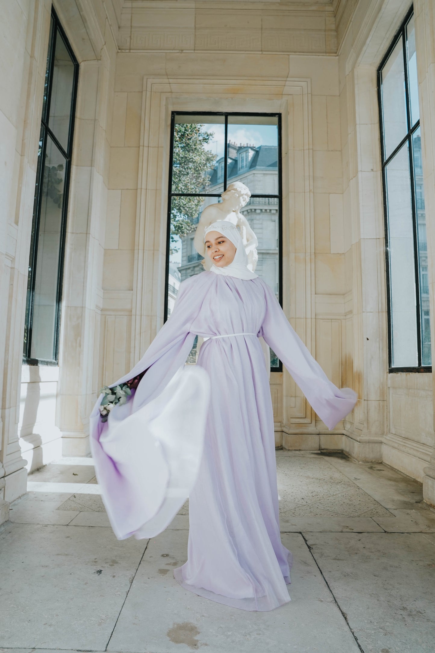 Robe Lilas en organza de soie, coupe droite avec manches cape, et épaulettes