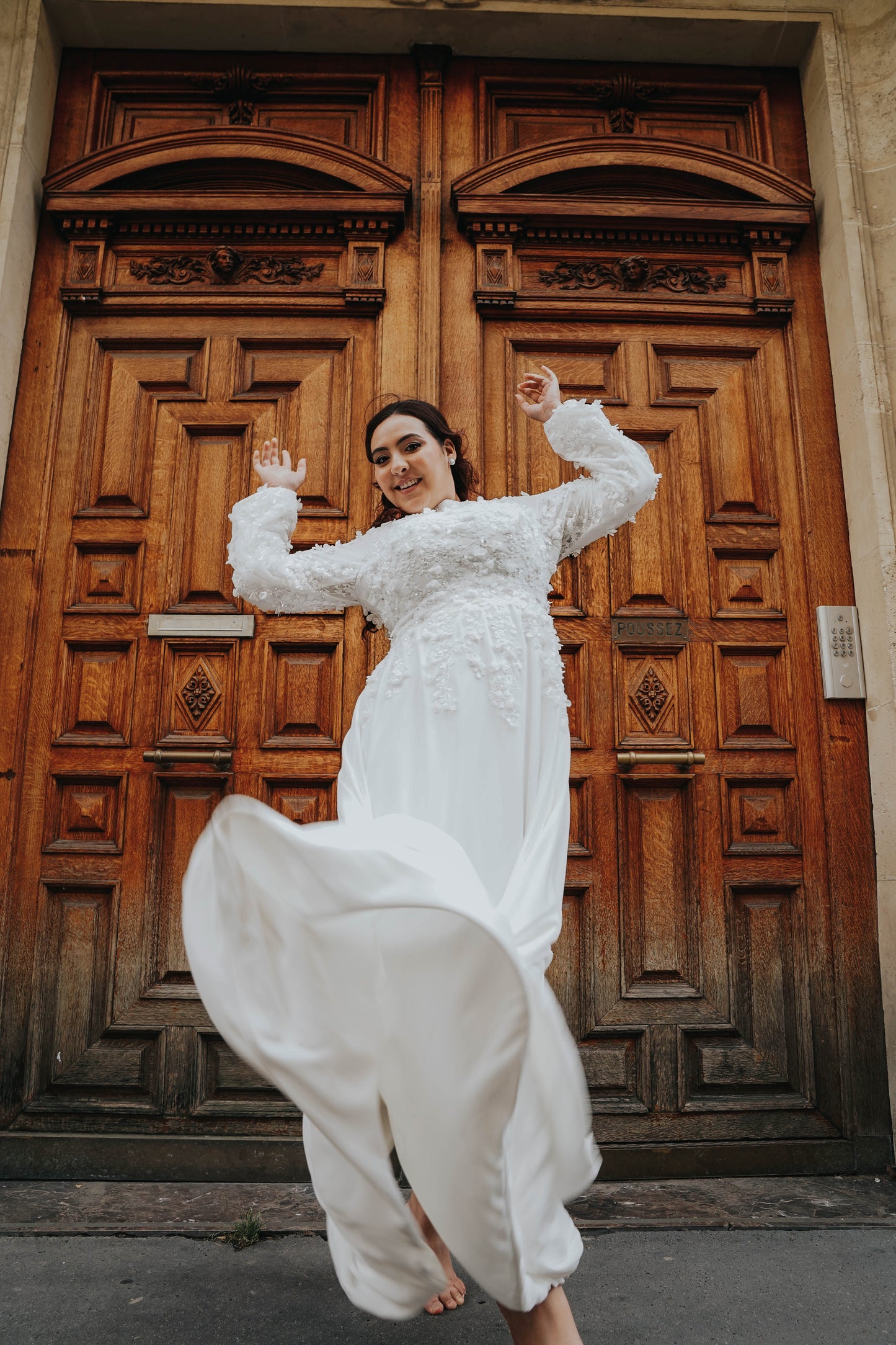 Robe de mariée en mousseline de soie avec buste fleuri et manches bouffantes