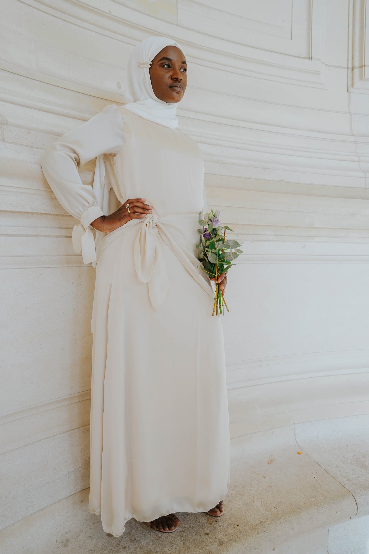 Robe en soie coupe droite avec ceinture noua le à la taille