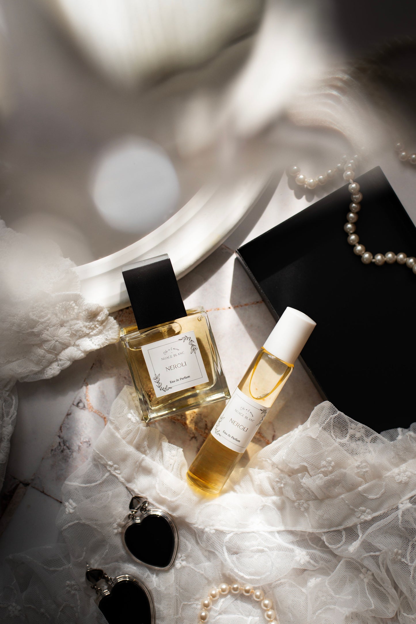 Eau de parfum aux notes vanillées et florales à la fois, un parfum doux, profond et frais