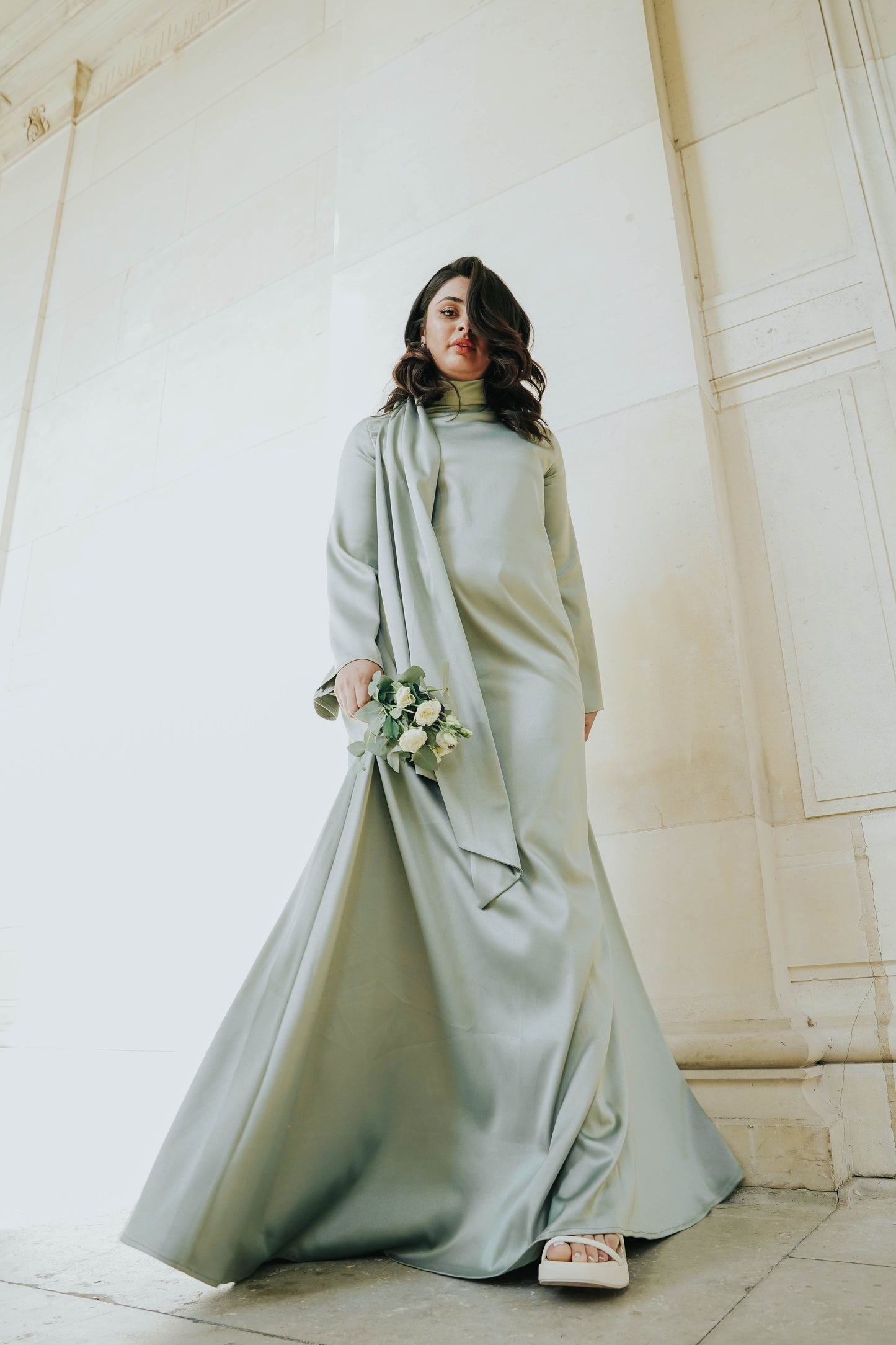 Robe en satin russe vert sauge coupe évasée, col haut et manches larges