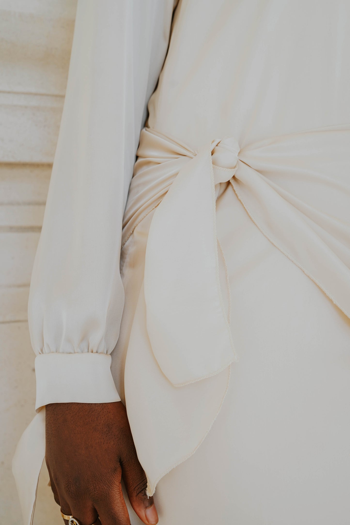 Robe en soie coupe droite avec ceinture noua le à la taille