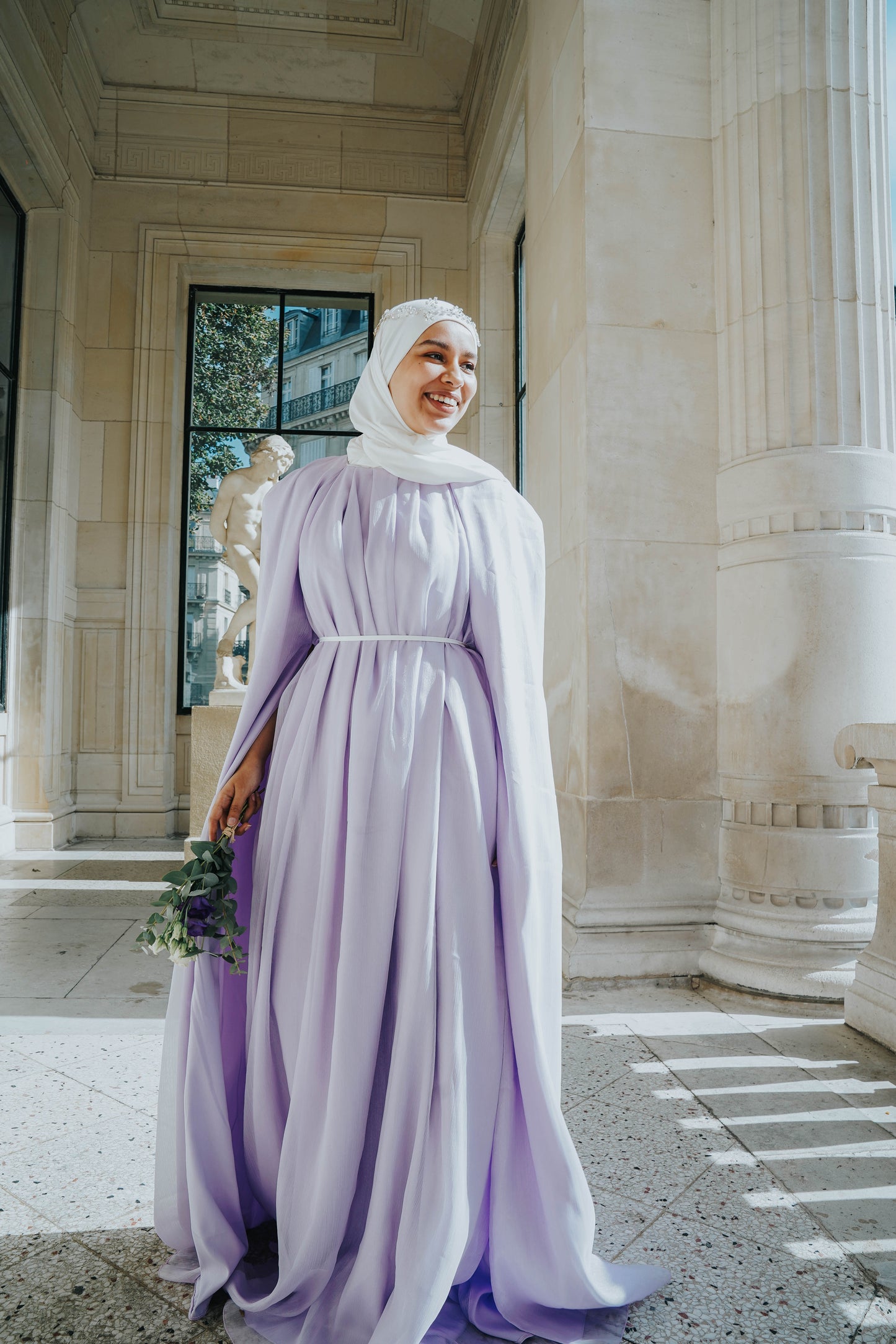 Robe Lilas en organza de soie, coupe droite avec manches cape, et épaulettes