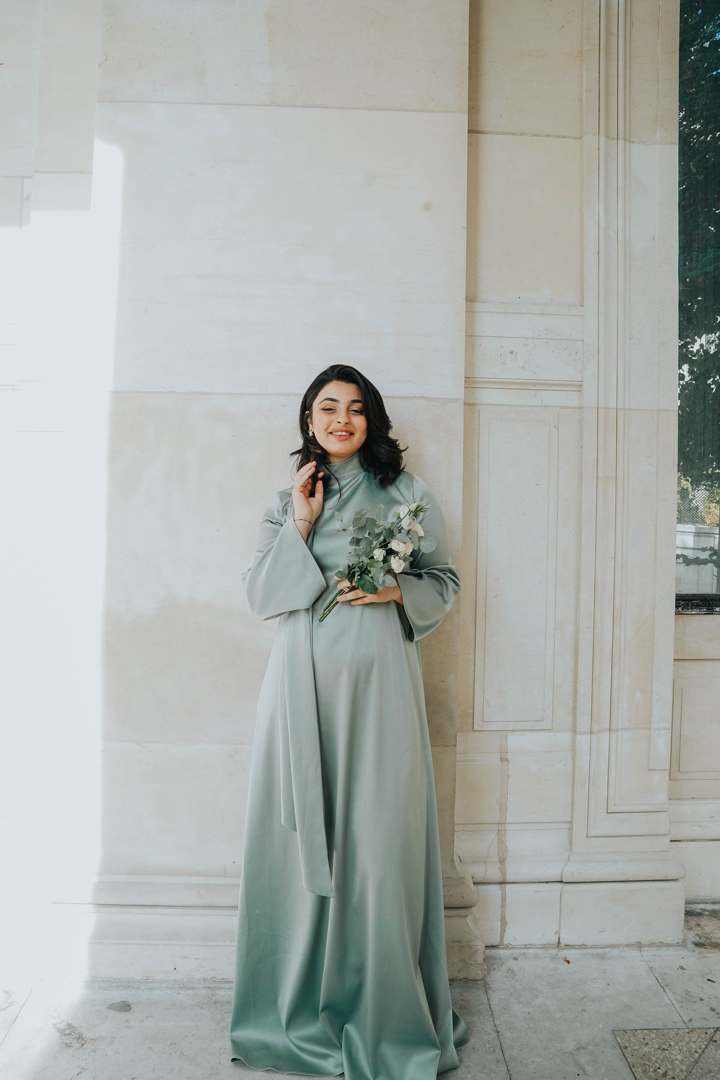 Robe en satin russe vert sauge coupe évasée, col haut et manches larges