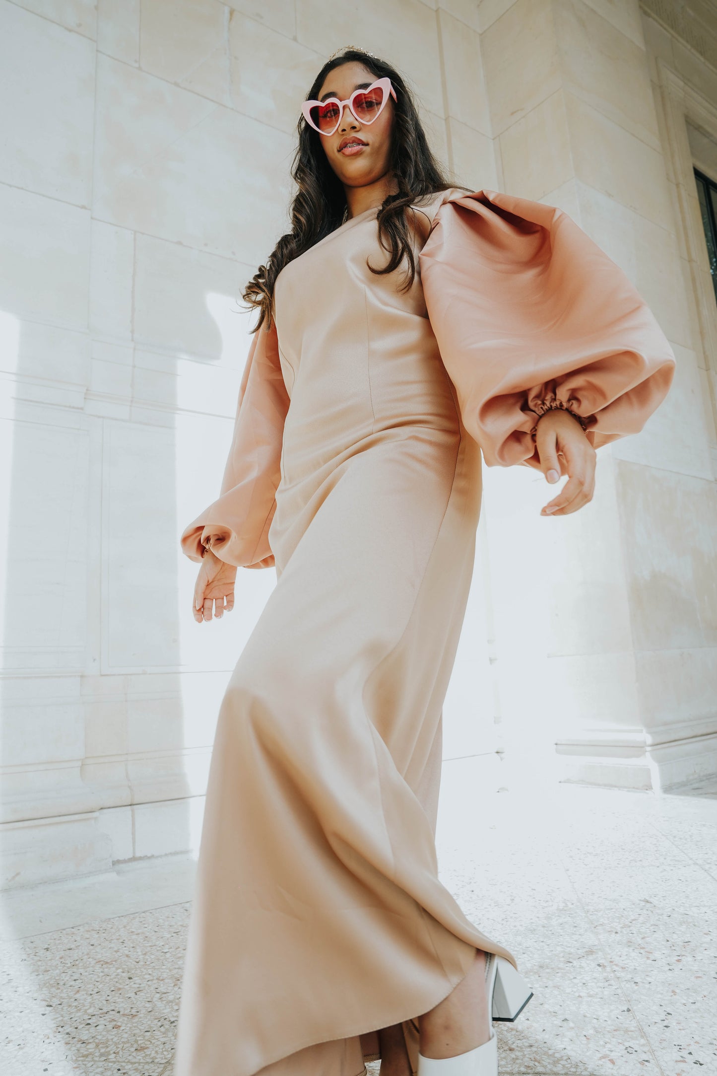 Robe en satin américain en coupe droite, avec manches ballons