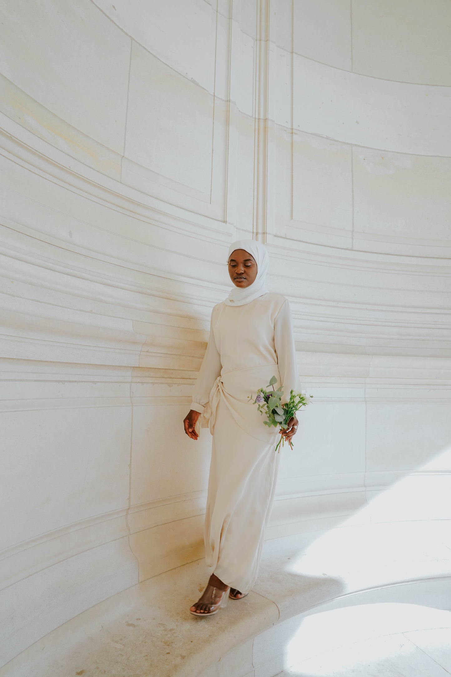 Robe en soie coupe droite avec ceinture noua le à la taille
