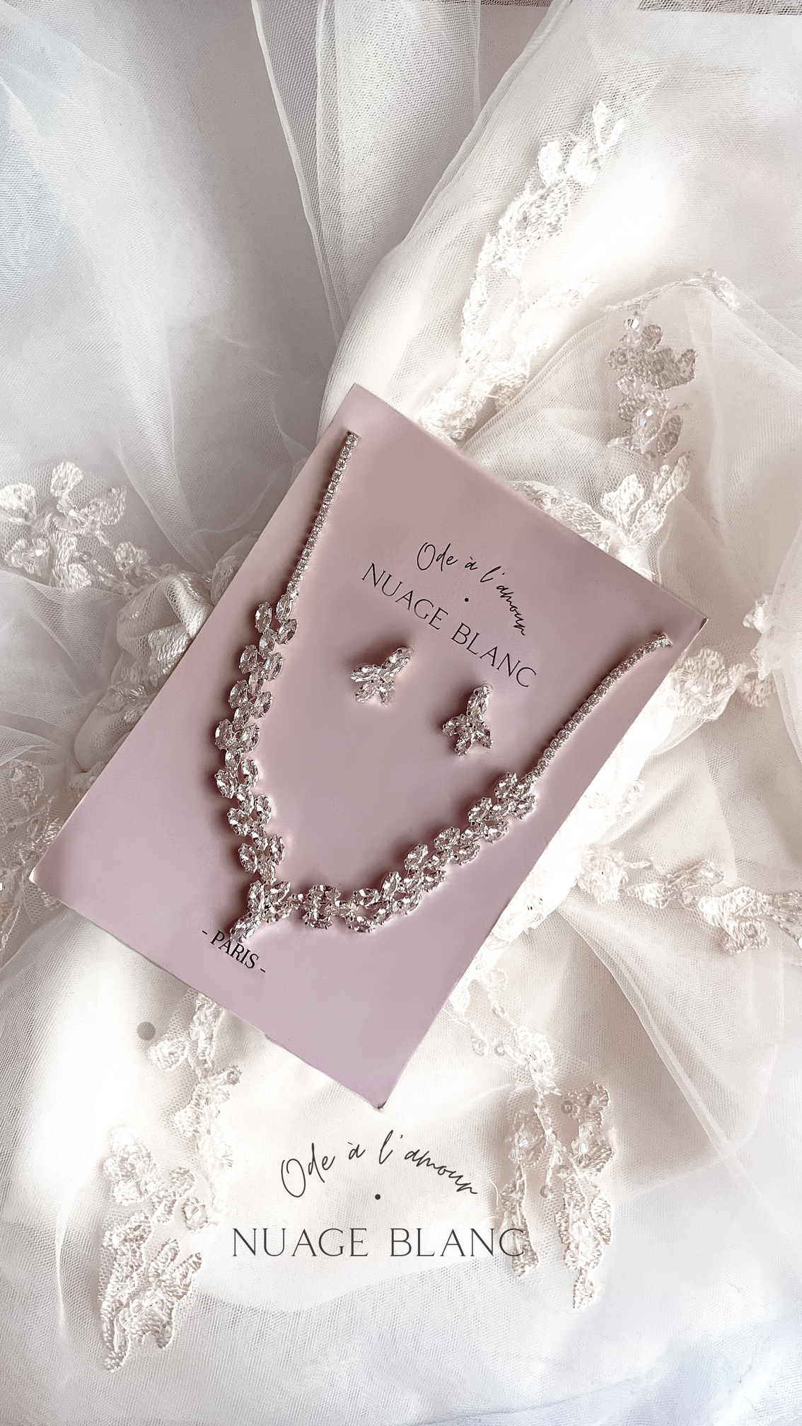 Boucles d'oreilles et collier en zirconium