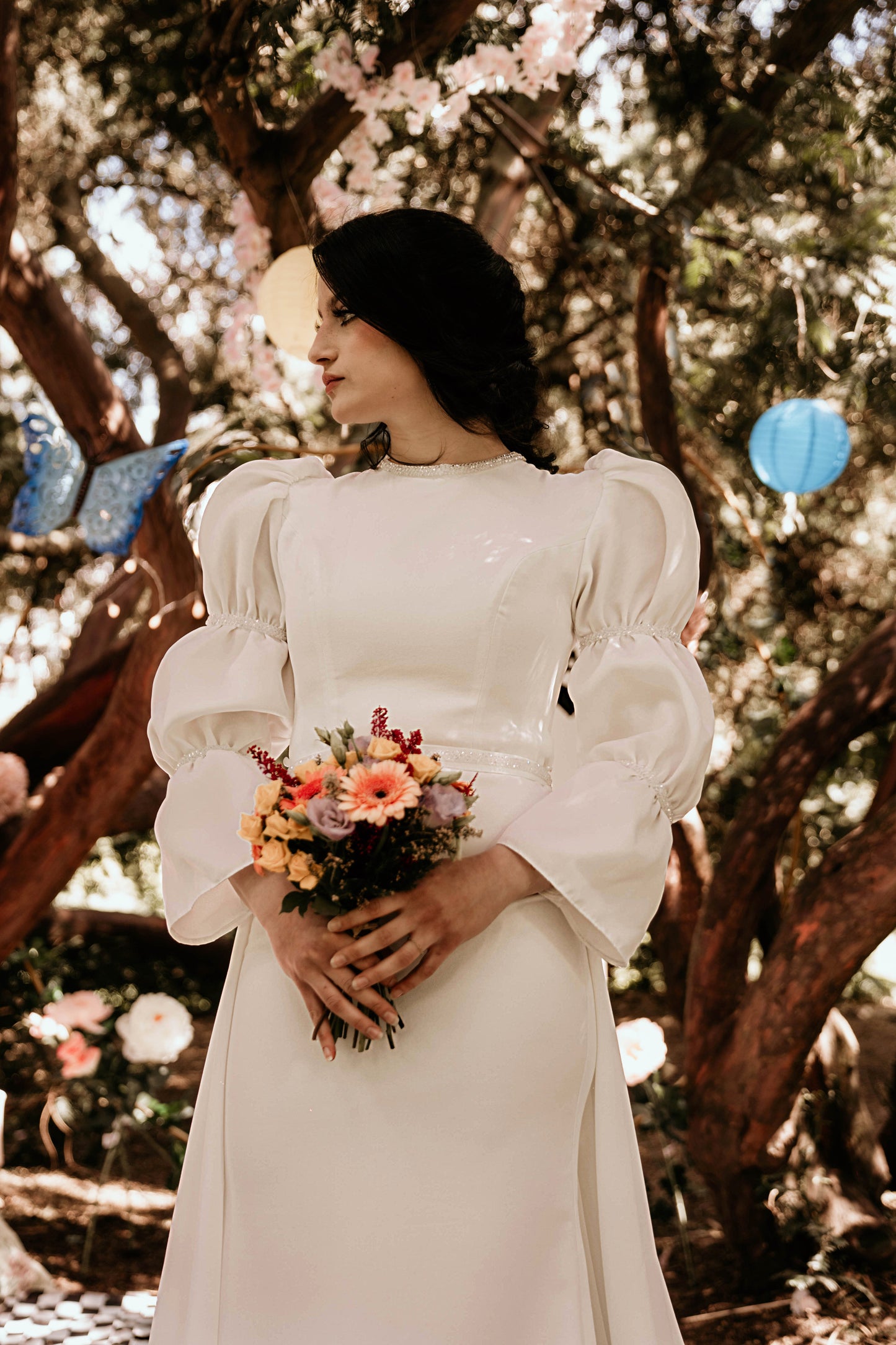 Robe de mariée avec surjupe amovible et manches bouffantes.