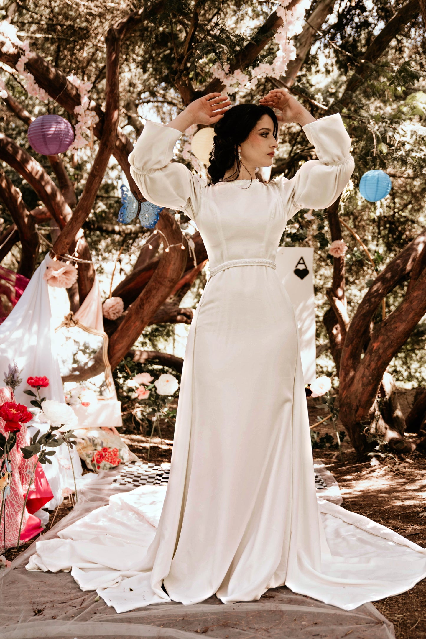 Robe de mariée avec surjupe amovible et manches bouffantes.