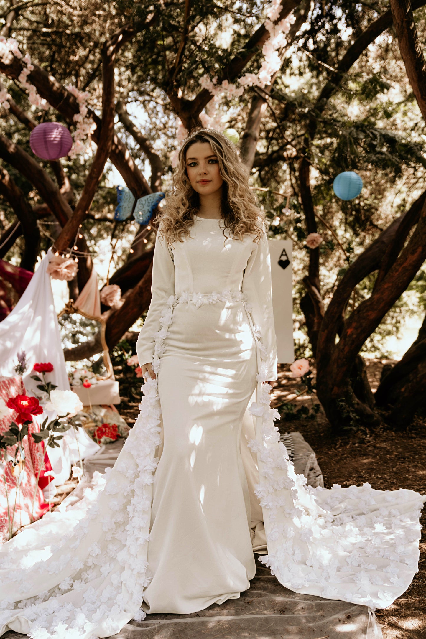 Robe de mariée coupe fourreau avec sur jupe floral