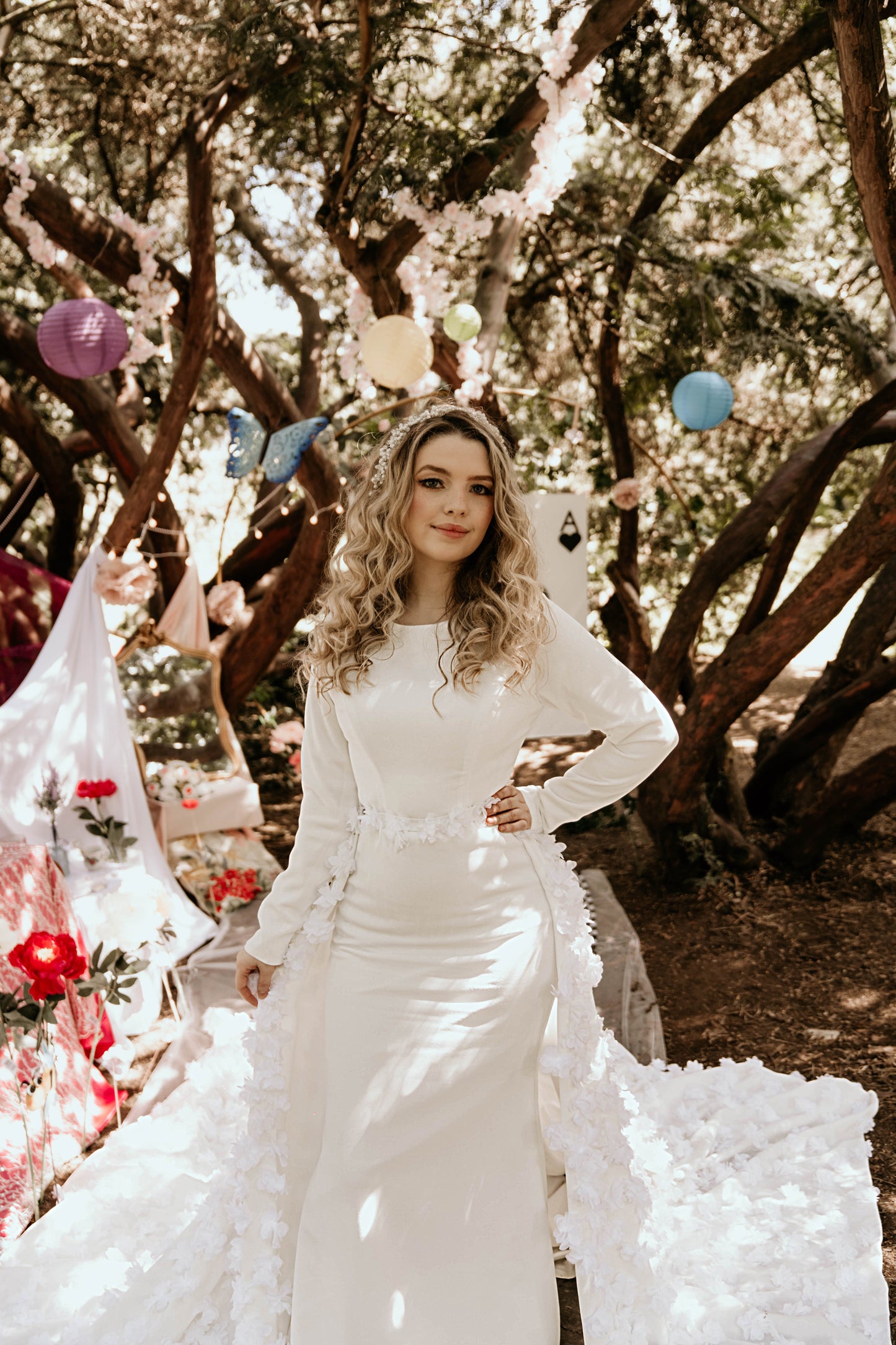 Robe de mariée coupe fourreau avec sur jupe floral