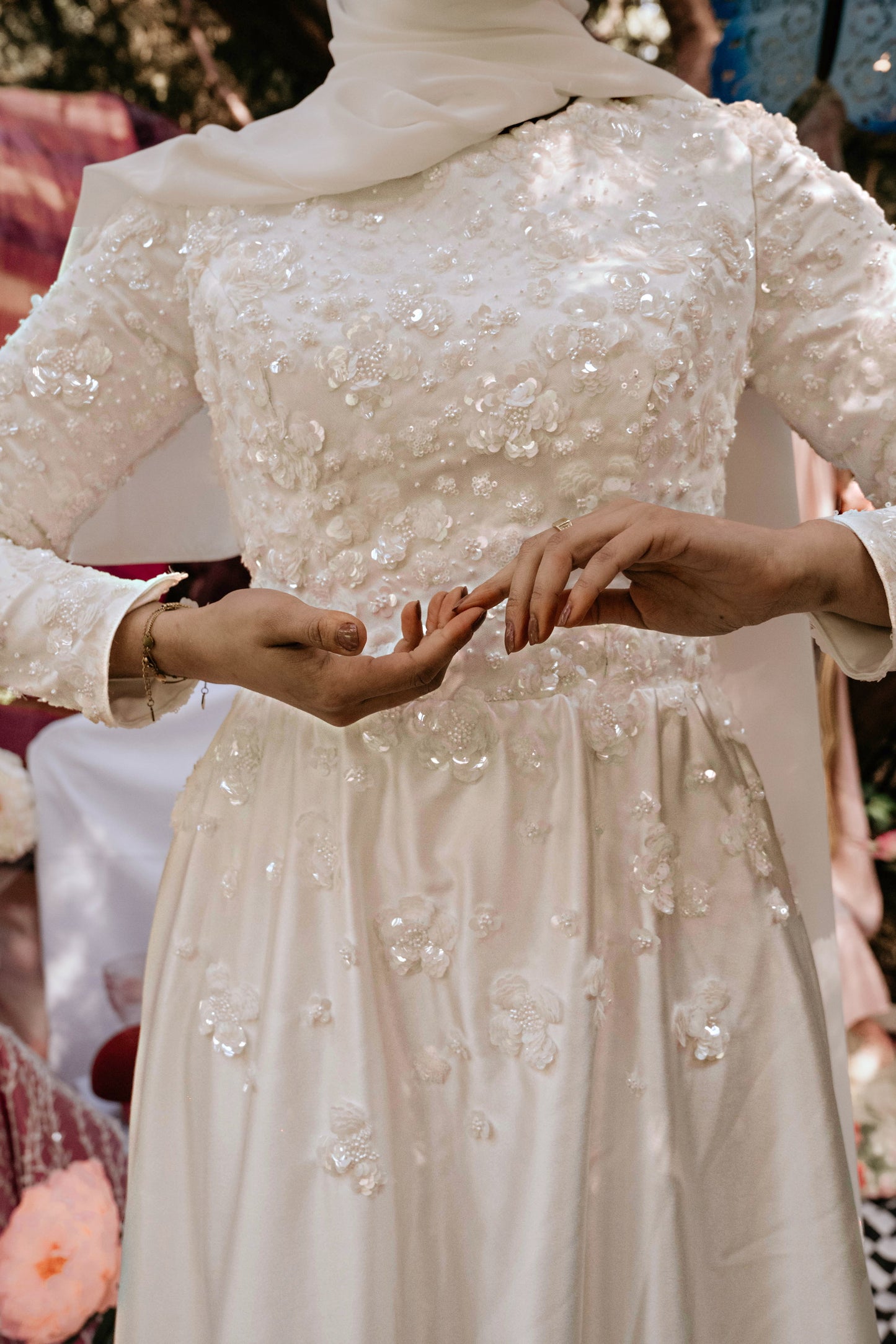 Robe de mariée coupe évasée en satin avec dentelle et sequins