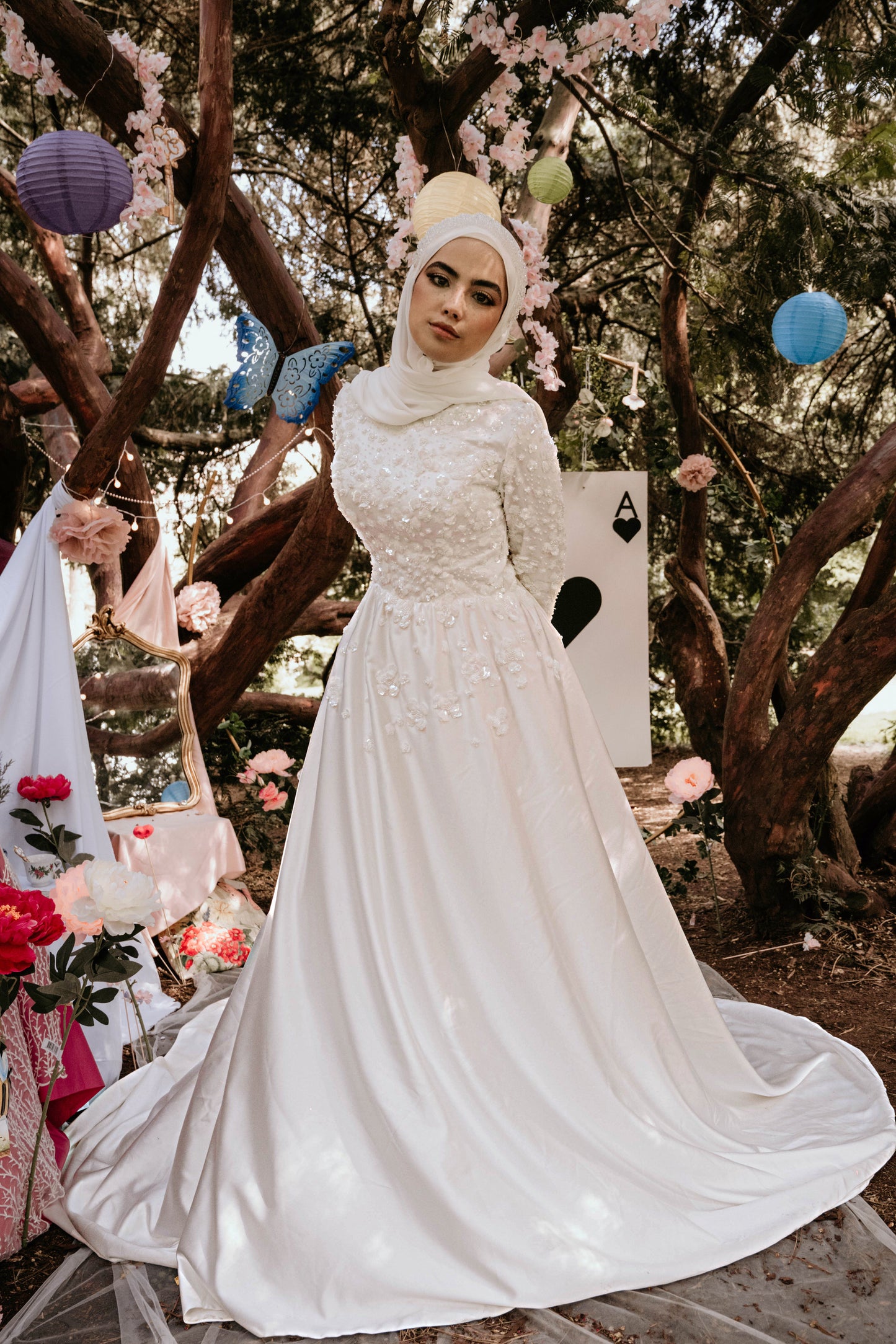 Robe de mariée coupe évasée en satin avec dentelle et sequins