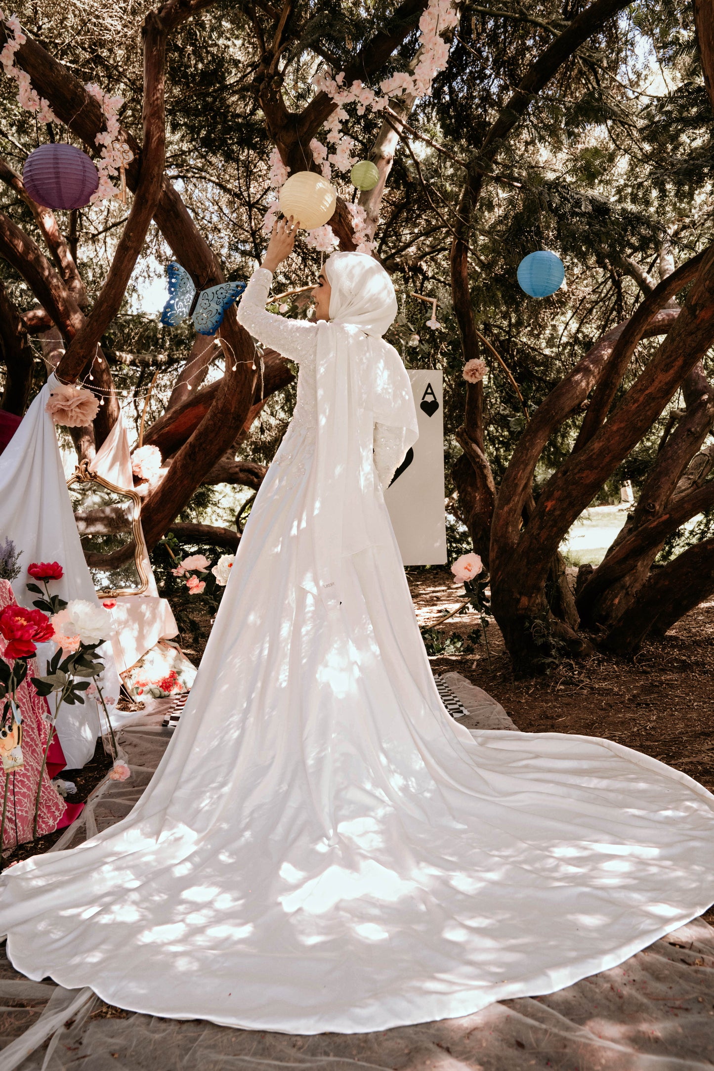 Robe de mariée coupe évasée en satin avec dentelle et sequins