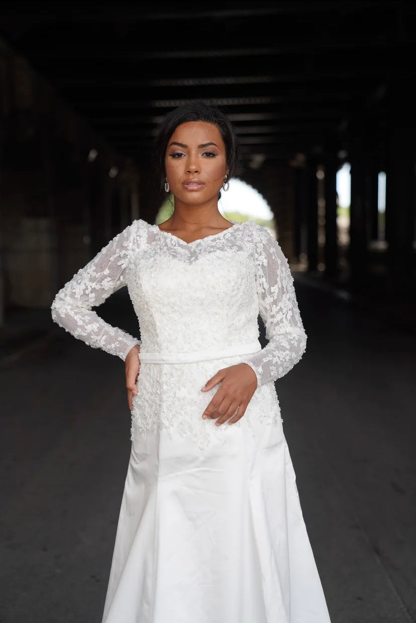 Robe de mariée en satin et dentelle
