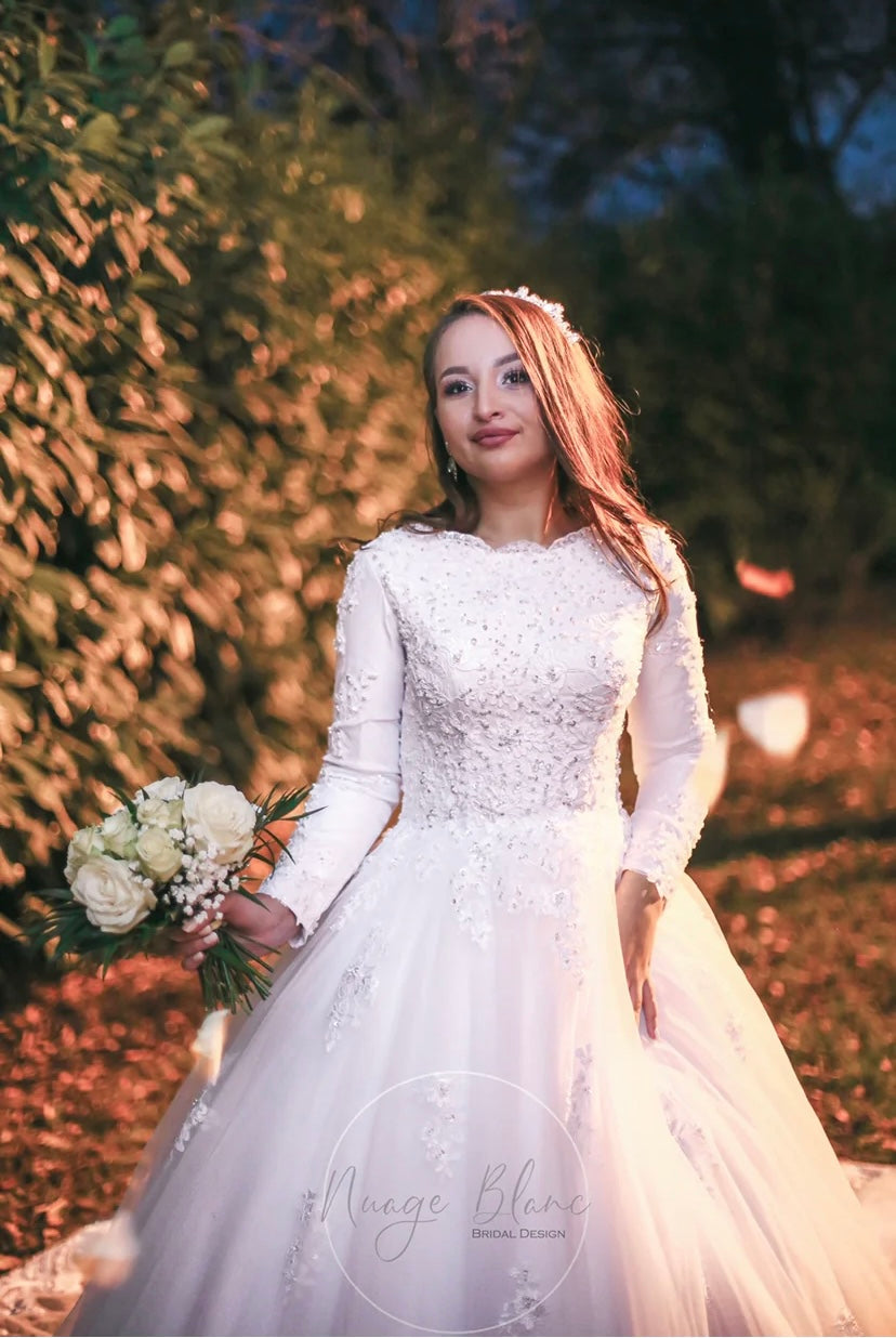 Robe en tulle et dentelle perlée, longue traine, manches opaques,