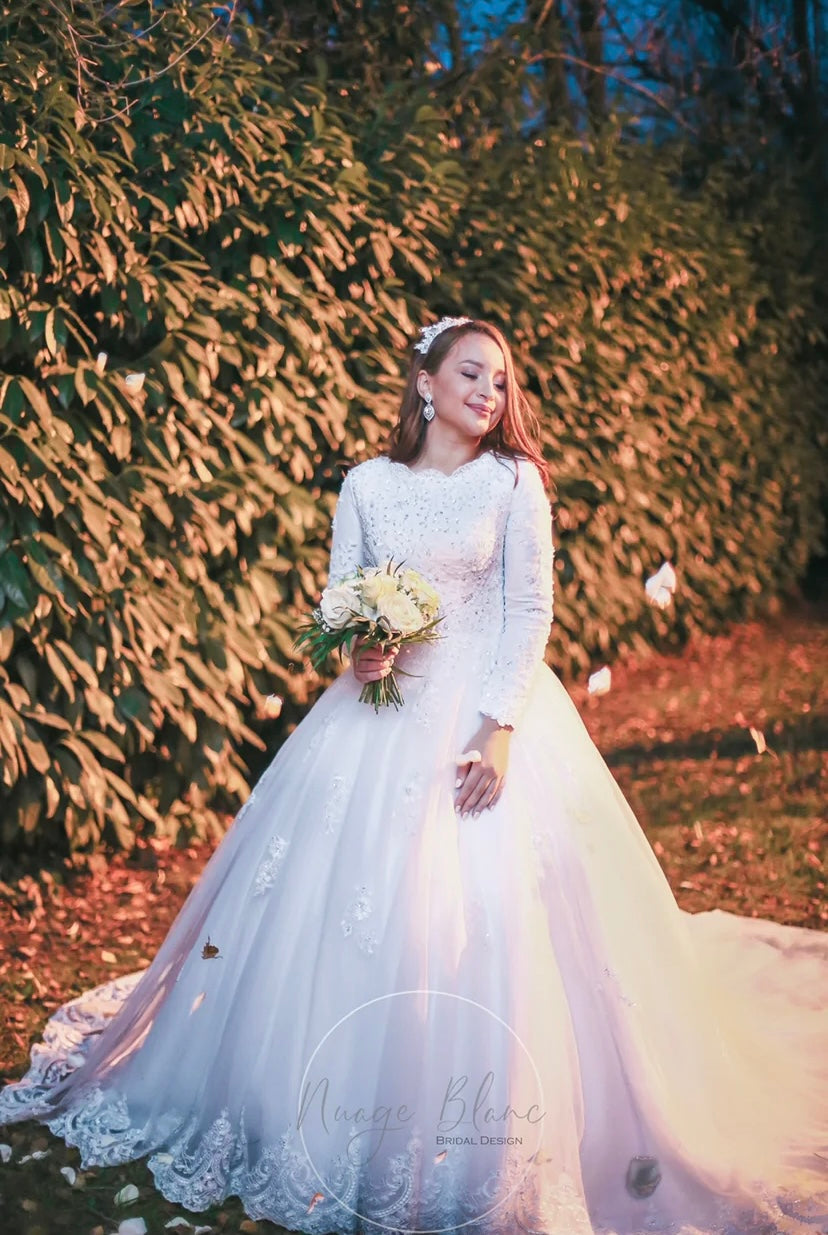 Robe en tulle et dentelle perlée, longue traine, manches opaques,