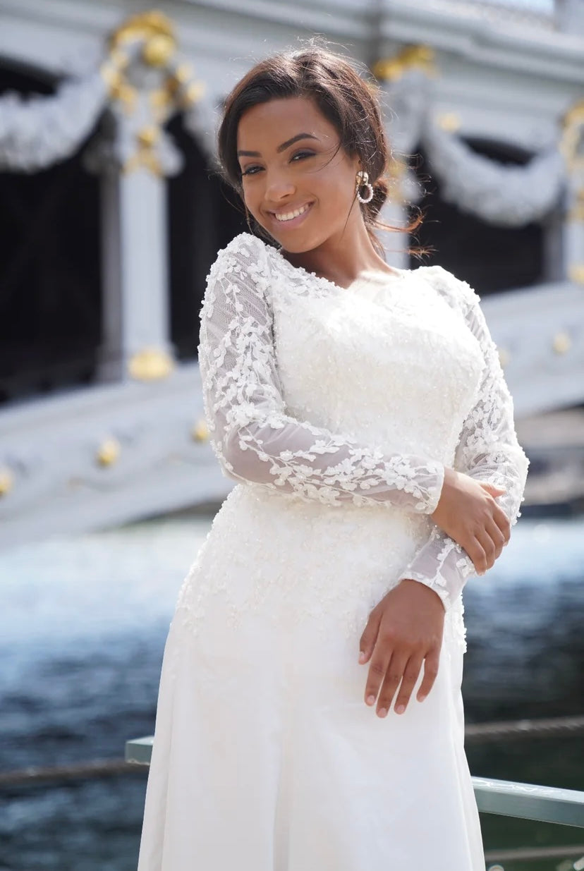 Robe de mariée en satin et dentelle
