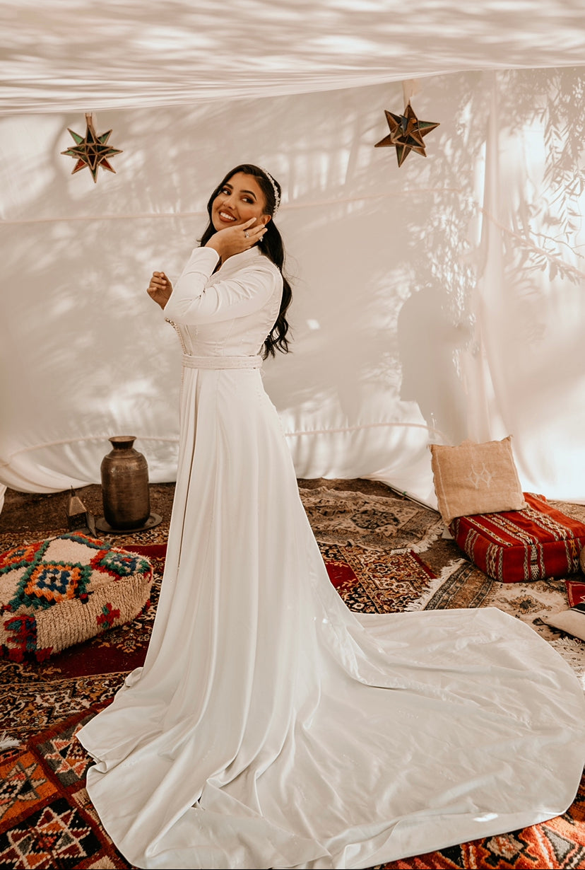 Robe en satin acétate avec lignes de cristal, une Sfifa et des boutons pour rappeler l’artisanat marocain.