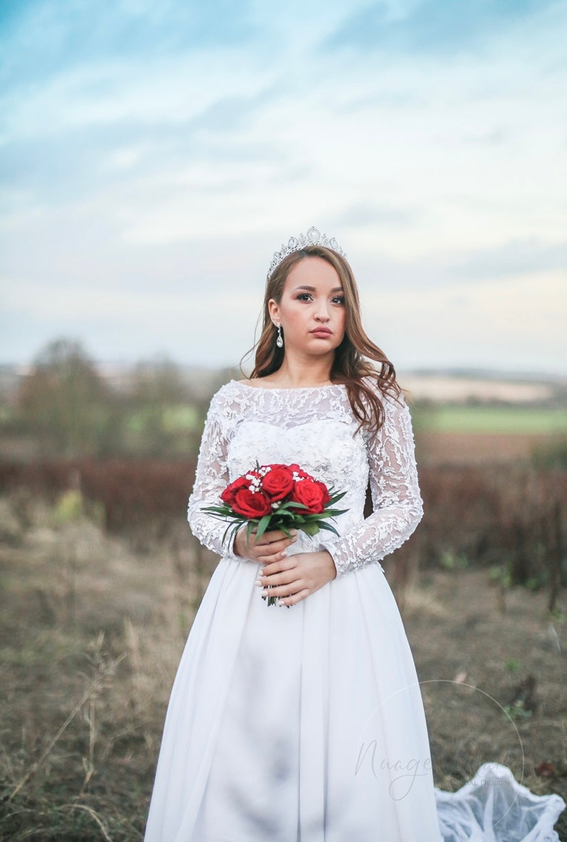 Robe en crêpe avec buste dentelle perlée, manches transparentes