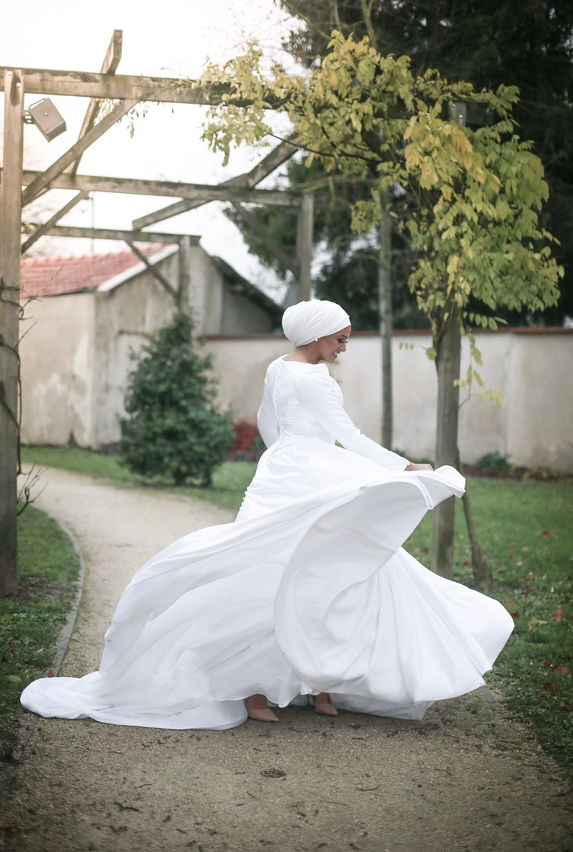 Robe en satin coupe trapèze, sobre, manches opaques