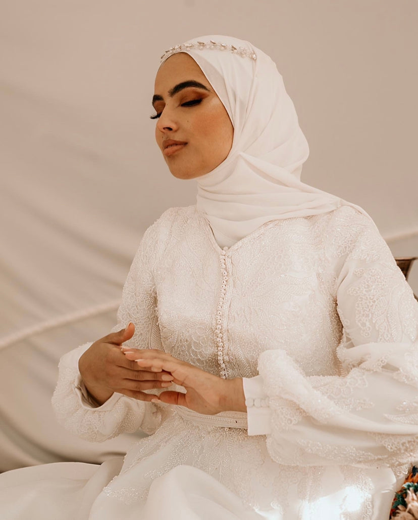 Robe de mariée en organza de soie avec buste en dentelle perlée, manches bouffantes