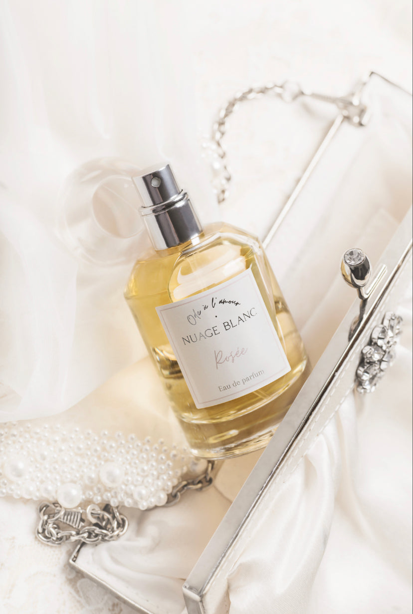Rosée est une Eau de Parfum qui inspire à l’évasion, aux notes florales et apaisantes