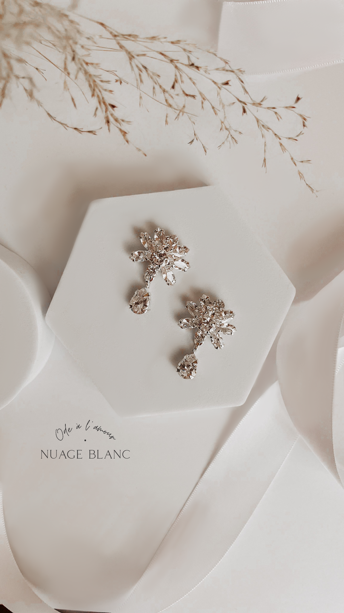 Boucles d’oreilles avec base fleurie en zircon