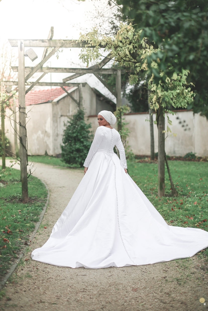 Robe en satin coupe trapèze, sobre, manches opaques