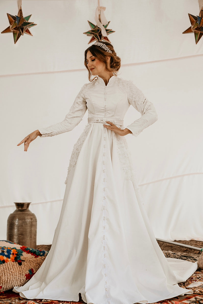 Robe de mariée en satin duchesse avec empiècement de dentelle fleurie et col officier