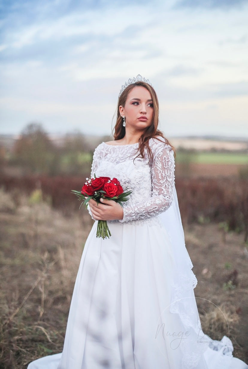 Robe en crêpe avec buste dentelle perlée, manches transparentes
