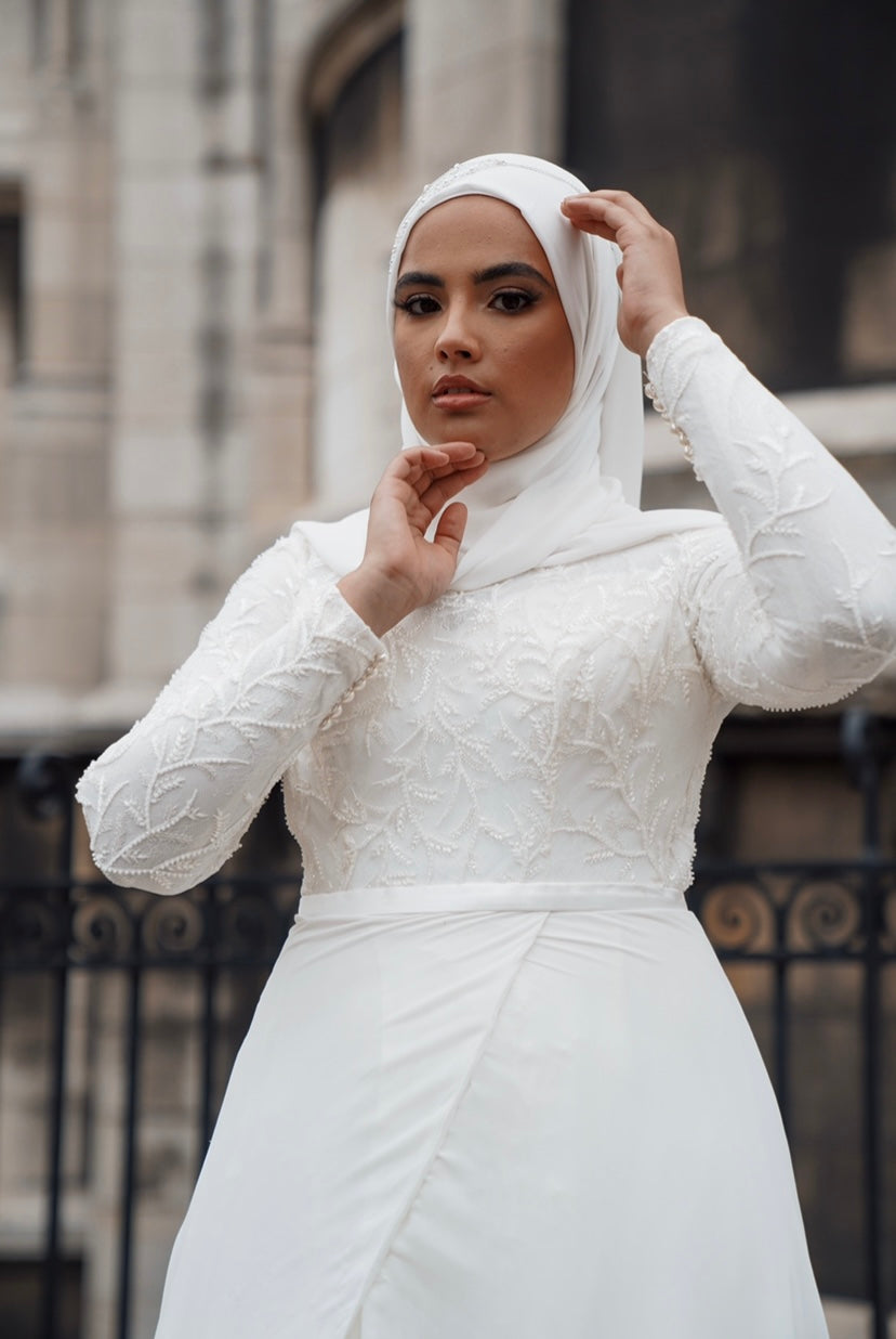 Robe en mousseline georgette, buste en double dentelle perlée, manches transparentes