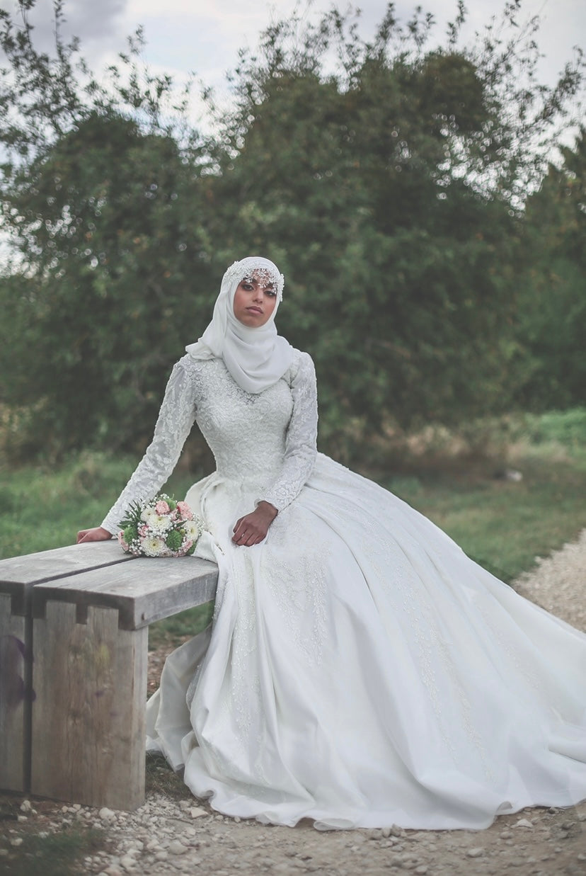 Robe en dentelle perlée, coupe princesse, très longue traine, manches transparentes