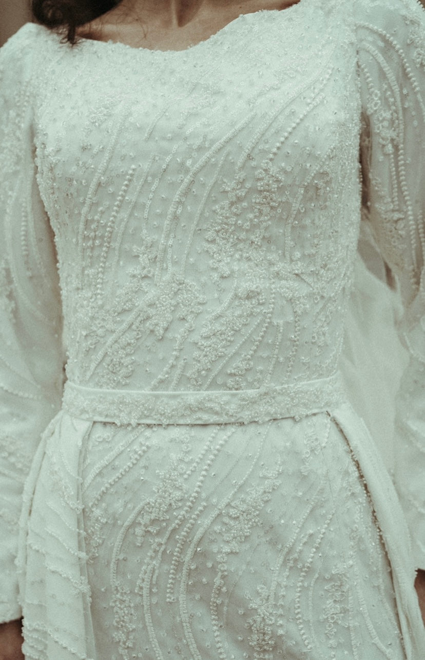 Robe de mariée avec surjupe en dentelle perlée