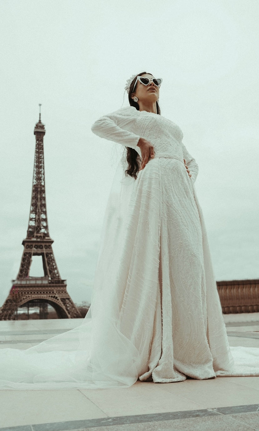 Robe de mariée avec surjupe en dentelle perlée