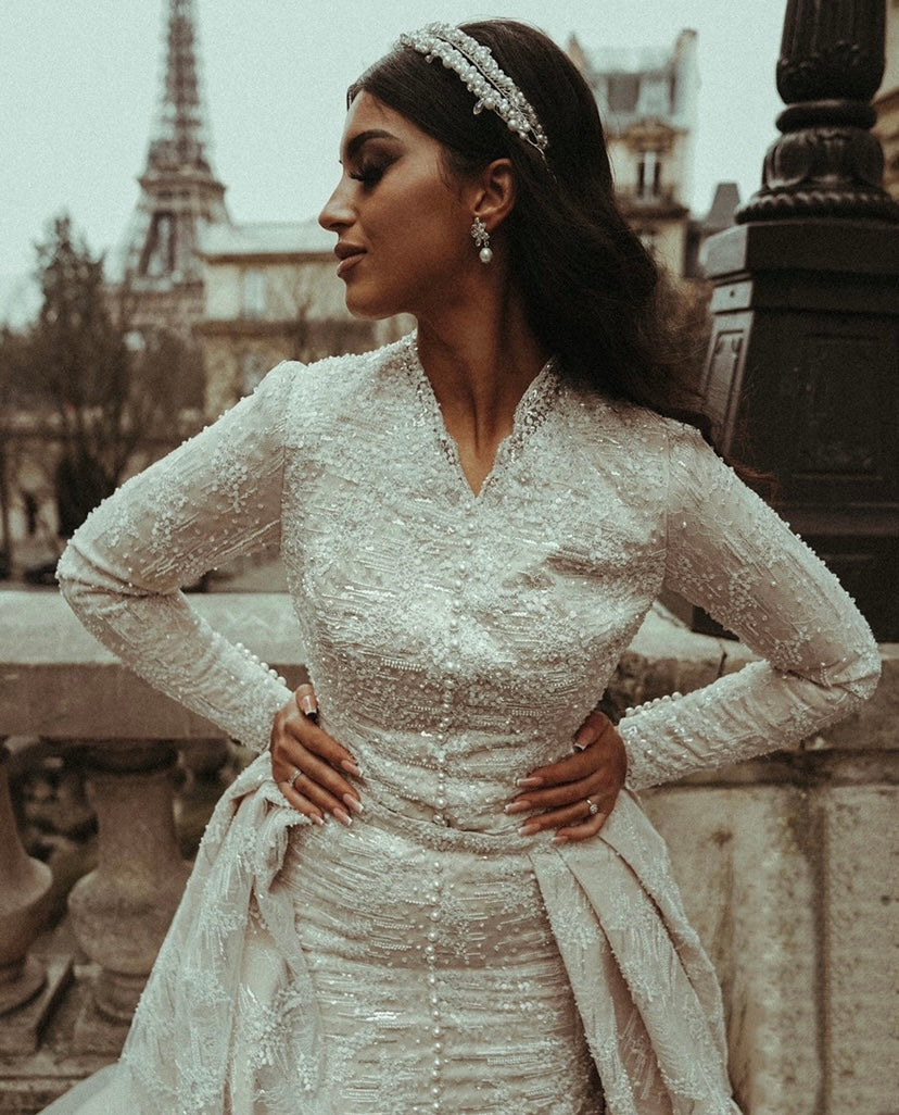 Robe en double dentelle perlée coupe fourreau avec surjupe majestueuse couleur beige