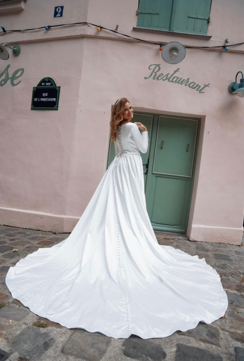 Robe en total satin coupe trapèze, avec longues traine ornée de petits boutons